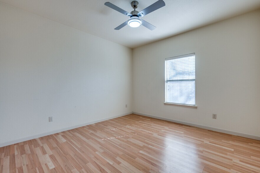 More Photos Of 2002 Moser Ave, Dallas Land For Sale