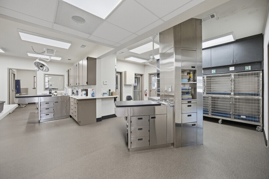 More Photos Of 3201 Hulen St, Fort Worth Veterinarian Kennel For Sale