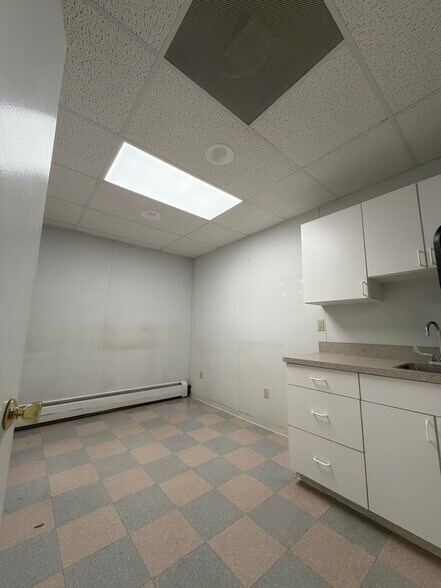 More Photos Of 813 Warren St, Hudson Medical For Lease