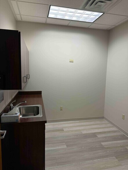 More Photos Of 897 Von Kolnitz Rd, Mount Pleasant Medical For Lease
