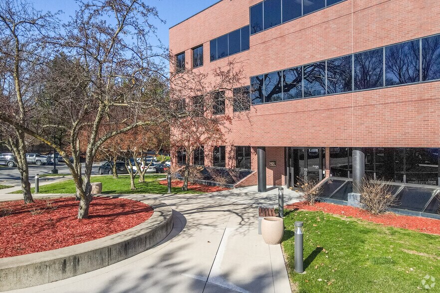 More Photos Of 2600 Grand Ave, Des Moines Office For Lease