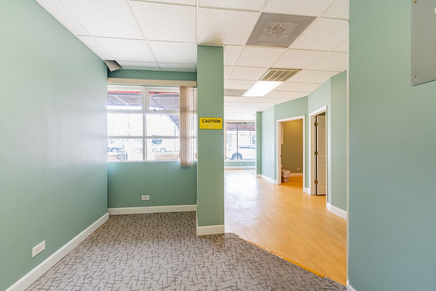 More Photos Of 5355-5365 W Devon Ave, Chicago Storefront For Lease