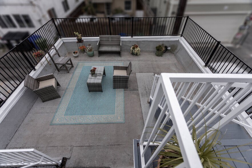 More Photos Of 20 Breeze Ave, Venice Apartments For Sale