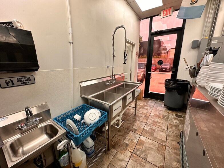 More Photos Of River Oaks Restaurant / Cafe, Houston Restaurant For Lease