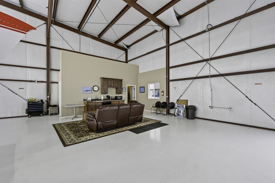 More Photos Of 7161 S Peoria St, Englewood Airplane Hangar For Sale