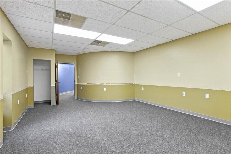 More Photos Of 6886 Wishart St, Huntsville Light Distribution For Lease