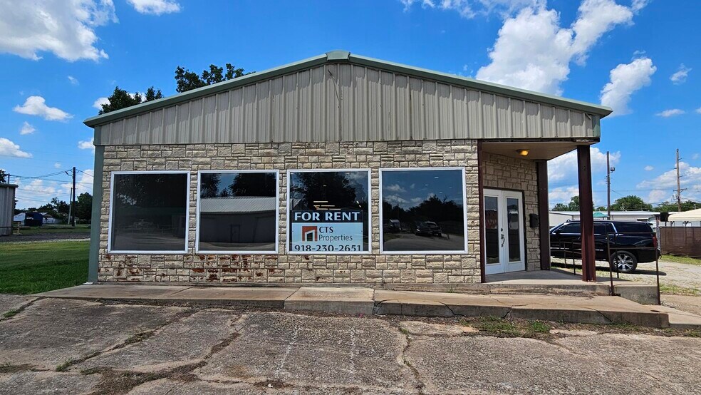 More Photos Of 1122 E Main St, Cushing Freestanding For Lease