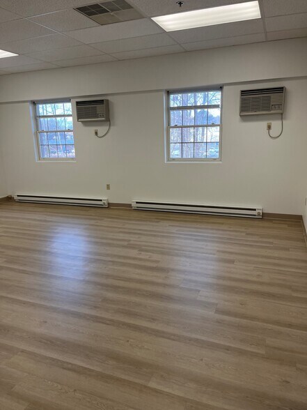 More Photos Of 200 Great Rd, Bedford Storefront Retail Office For Lease