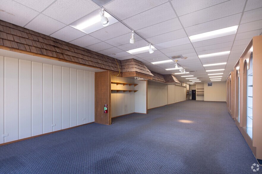 More Photos Of 29 Crystal Lake Plz, Crystal Lake Unknown For Lease