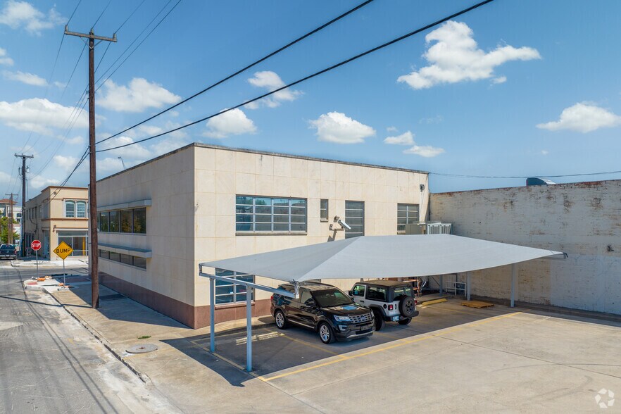 More Photos Of 800 Broadway St, San Antonio Office For Sale