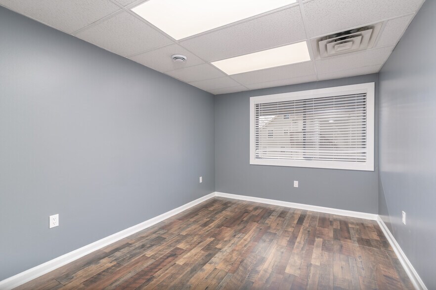 More Photos Of 238 Moon Clinton Rd, Coraopolis General Retail For Lease