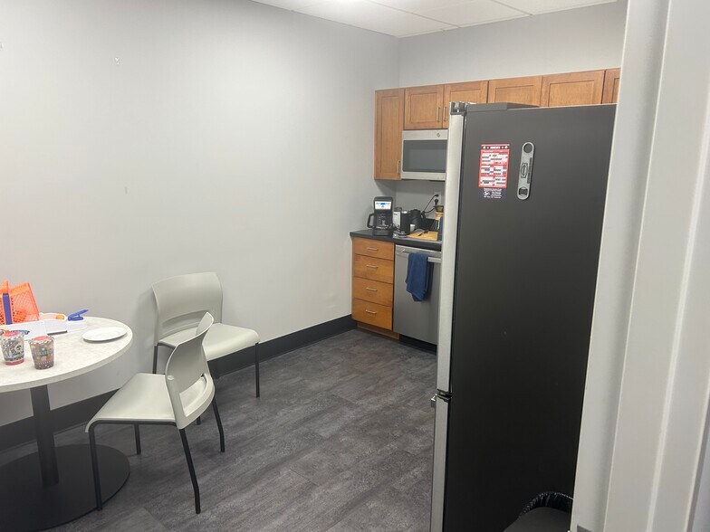 More Photos Of 1959 Sloan Pl N, Maplewood Office For Lease