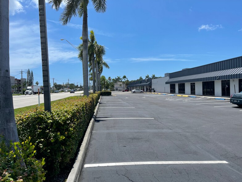 More Photos Of 3192-3194 W Hallandale Beach Blvd, Hallandale Freestanding For Lease