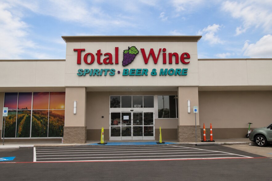 More Photos Of 6310-6330 E Mockingbird Ln, Dallas Storefront For Sale
