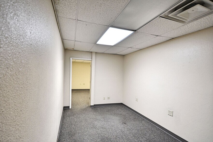 More Photos Of 109-111 N River St, Seguin Office For Sale