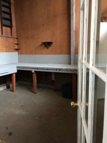 More Photos Of 9820 1/2 Belmont St, Bellflower Office For Lease