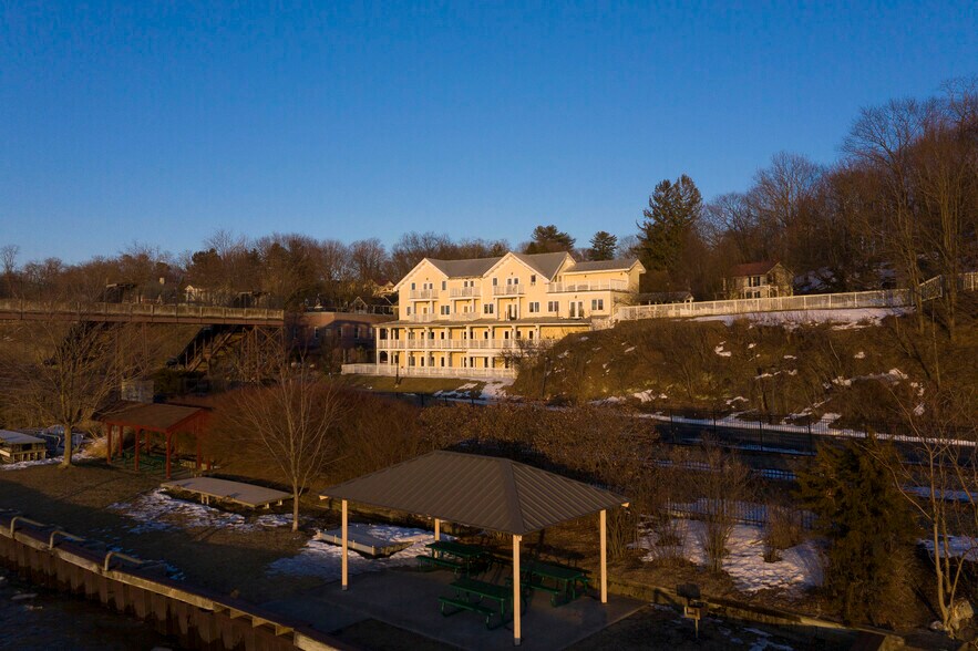 More Photos Of 4 Grinnell St, Rhinecliff Hotel For Lease