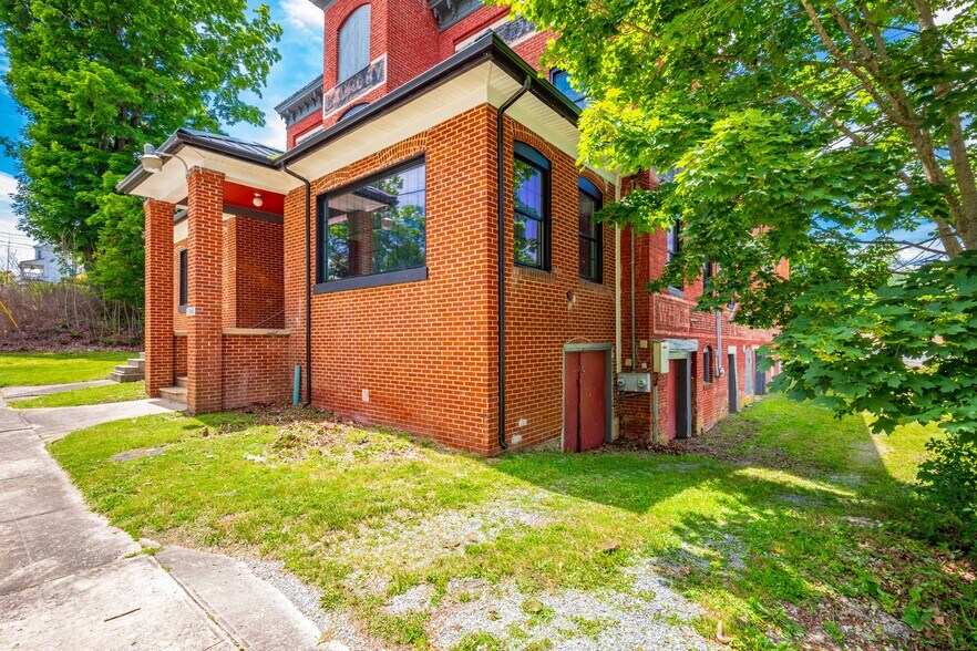 More Photos Of 1340 W Main St, Wytheville Loft Creative Space For Sale