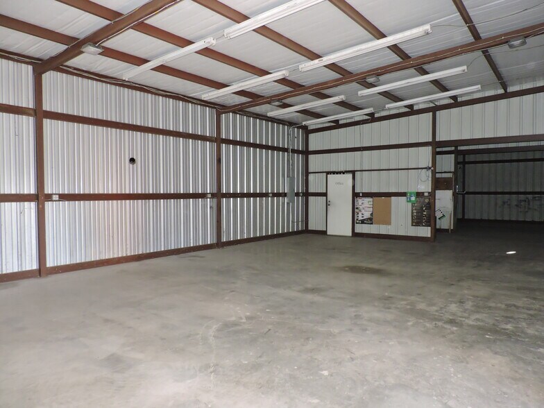 More Photos Of 920 W Mason St, Mabank Manufacturing For Sale