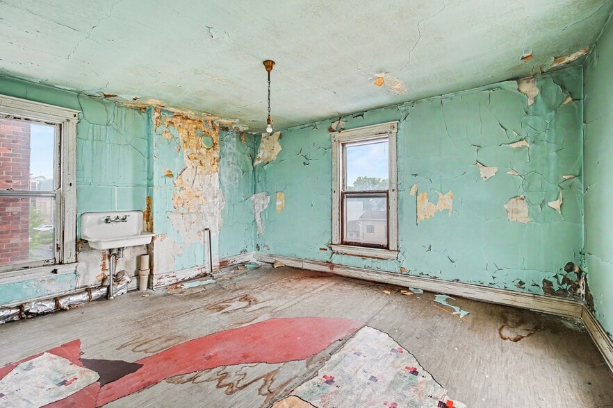 More Photos Of 1002 Monmouth St, Newport Office Residential For Sale