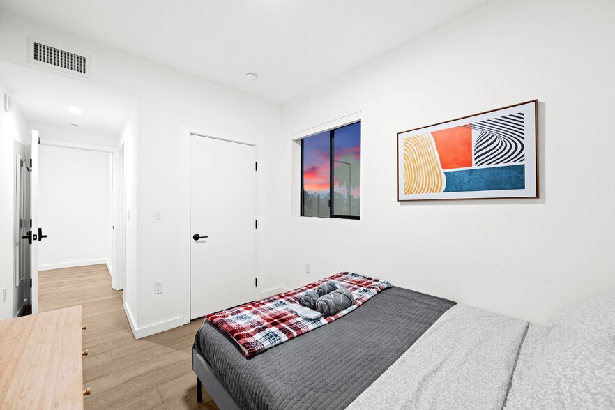 More Photos Of 2301 S Cloverdale Ave, Los Angeles Apartments For Sale