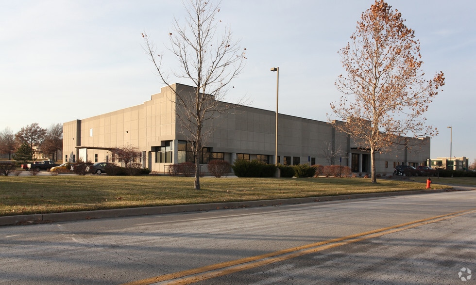 Primary Photo Of 10708 N Pomona Ave, Kansas City Flex For Sale