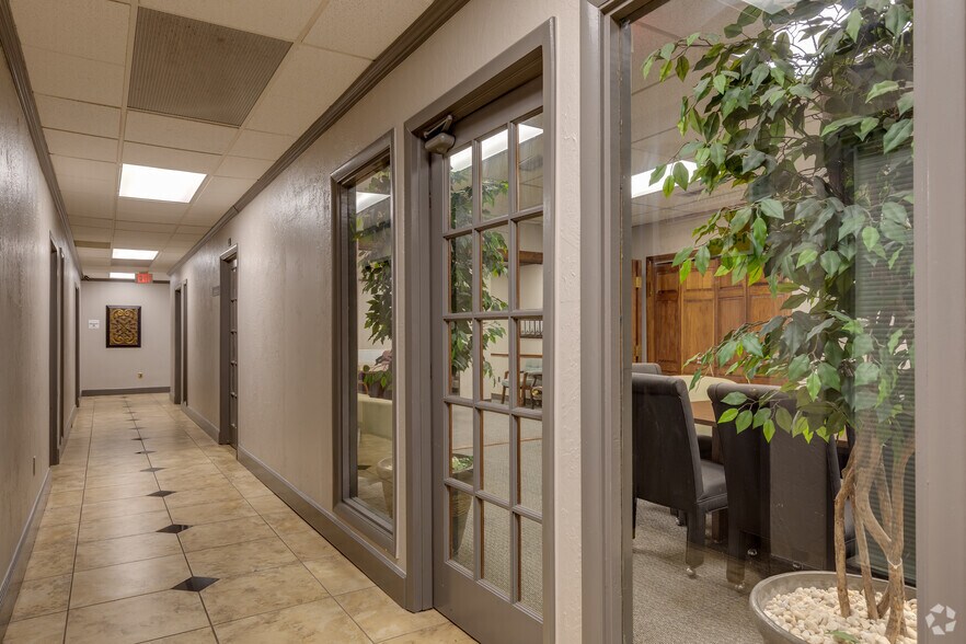 More Photos Of 2525 NW Expressway St, Oklahoma City Office For Lease