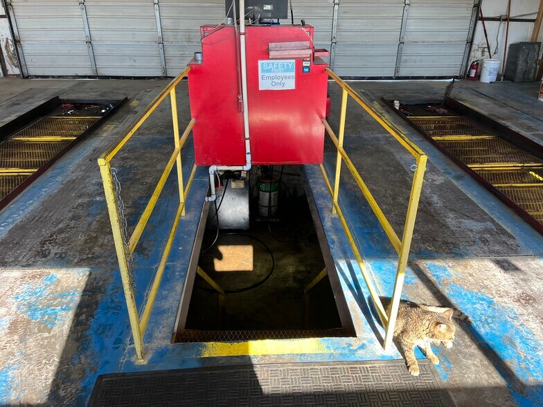 More Photos Of 1202 Cherokee St, Lindsay Auto Repair For Sale