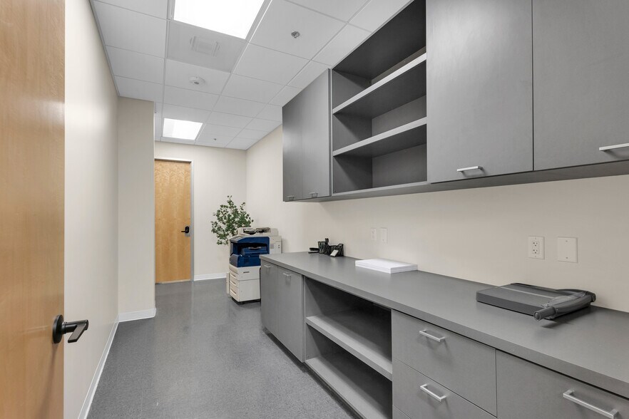More Photos Of 1635 Village Center Cir, Las Vegas Coworking Space