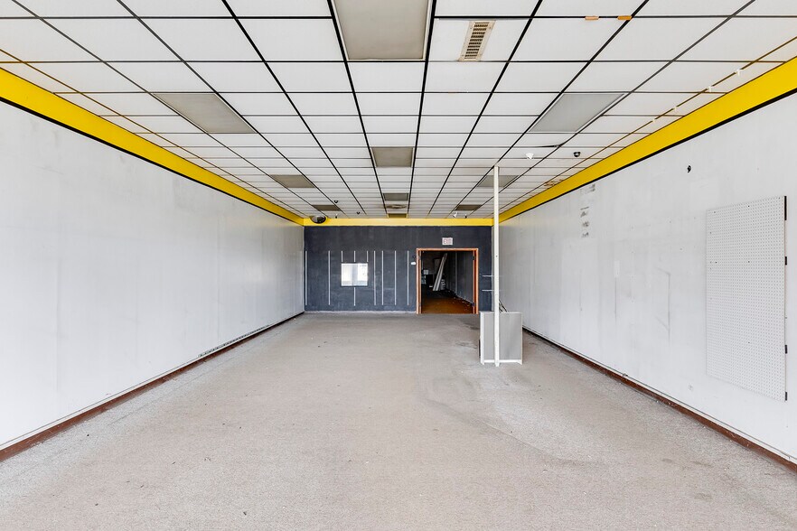 More Photos Of 300-499 Downtowner Plz, Coshocton General Retail For Sale