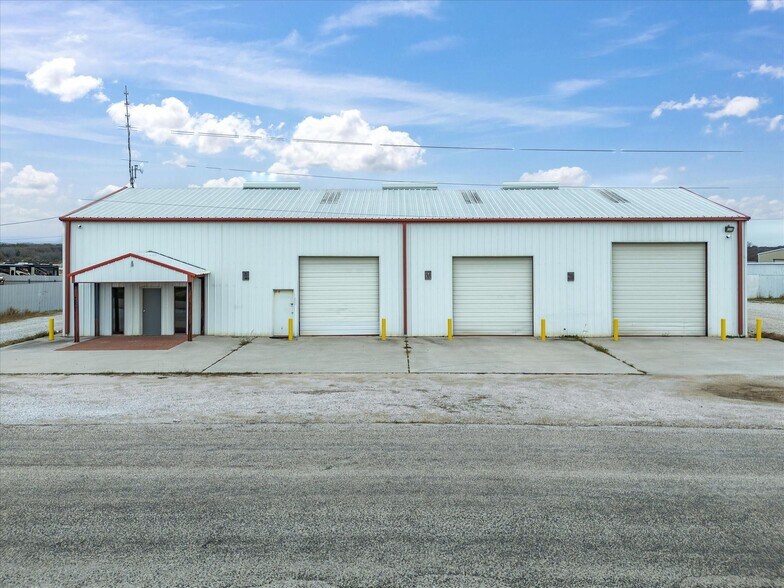 More Photos Of 707 S Wickham St, Alvord Truck Terminal For Lease