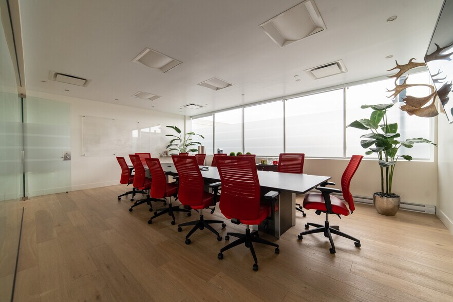 More Photos Of 2425 Pitfield, Montréal Flex For Lease