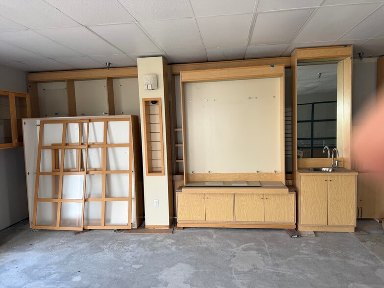 More Photos Of 1190-1198 Pacific Coast Hwy, Seal Beach Freestanding For Lease