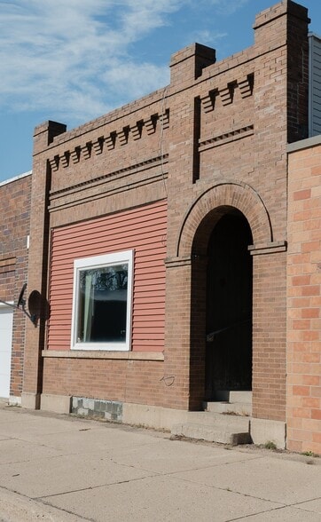 More Photos Of 435 Main St E, Trimont Flex For Sale