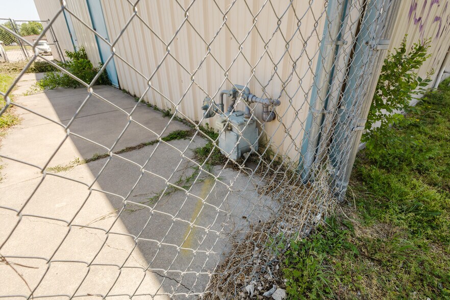 More Photos Of 2555 N Market St, Wichita Auto Repair For Sale