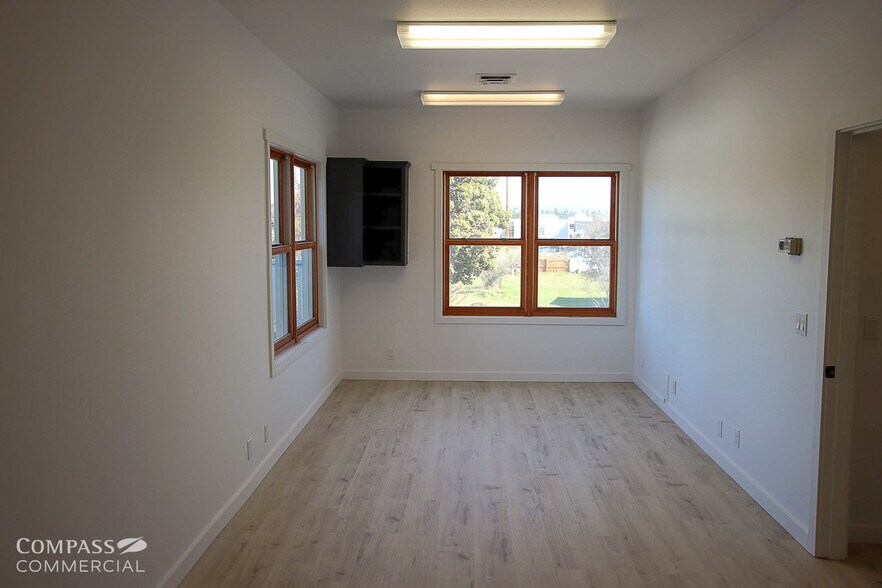 More Photos Of 141 W Main Ave, Sisters Storefront Retail Office For Lease