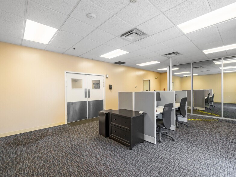 More Photos Of 6614 Kingspointe Pky, Orlando Distribution For Lease