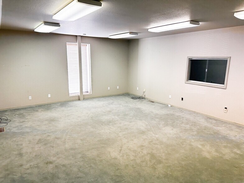 More Photos Of 2411 Heritage Trl, Enid Office For Sale