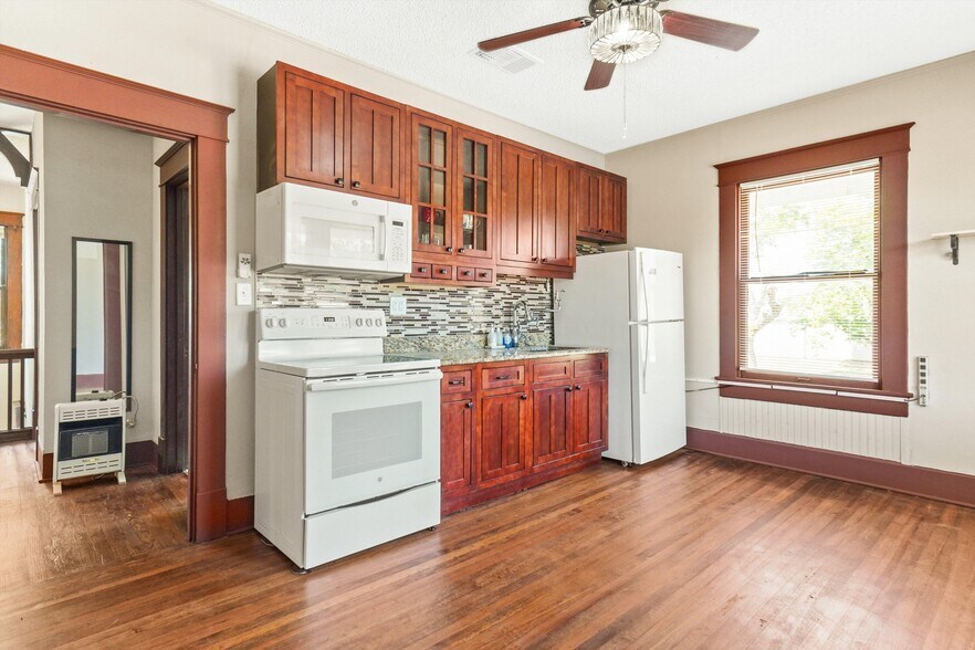 More Photos Of 1116 Lamar Ave, Paris Office For Sale