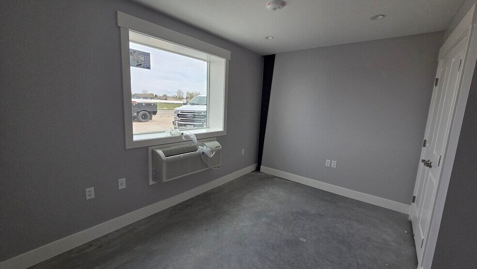 More Photos Of 35 Landmark Ln, Rigby Flex For Lease