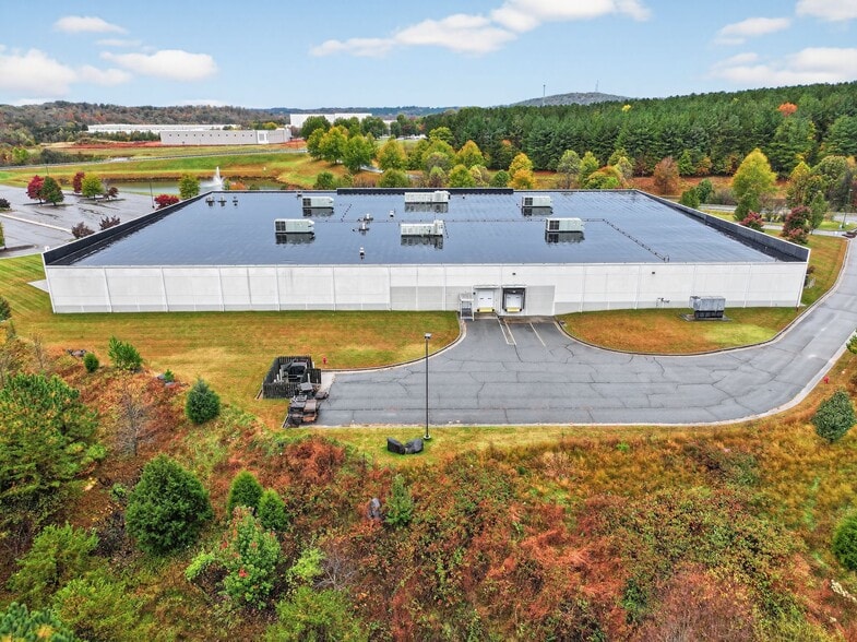 More Photos Of 980 Beaver Creek Dr, Martinsville Flex For Sale