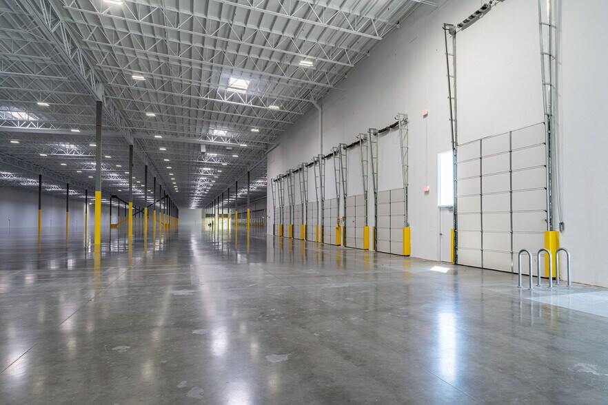 More Photos Of 19295-19375 NE Riverside Pky, Portland Warehouse For Lease