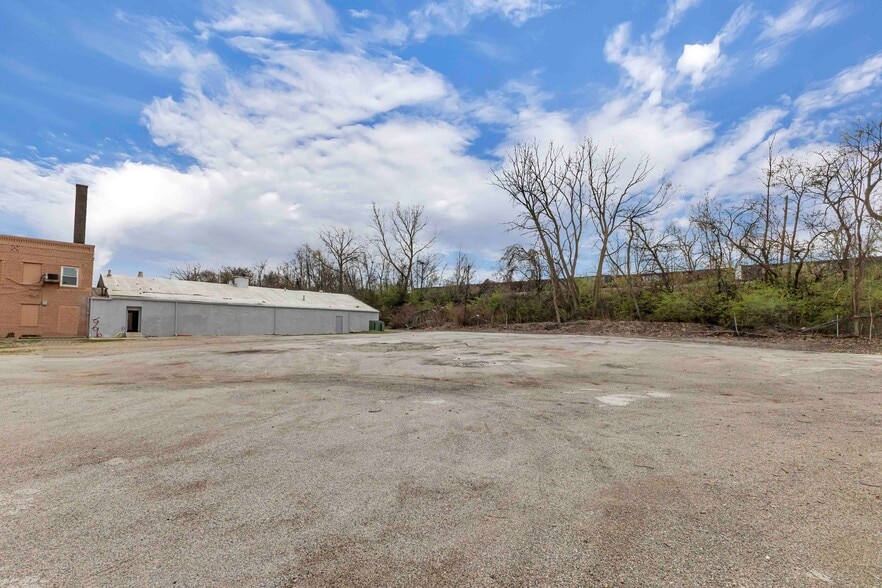 More Photos Of 7500 Bessemer Ave, Cleveland Manufacturing For Lease