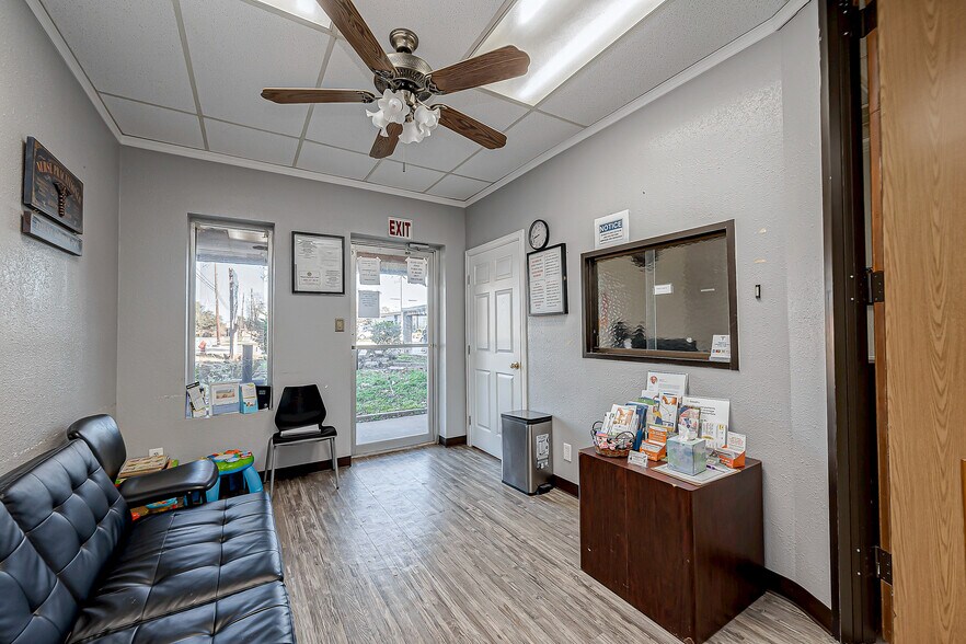 More Photos Of 1219 Farr St, Waller Office Residential For Sale