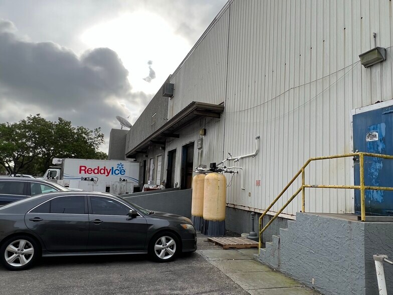 More Photos Of 13320 Metro Pky, Fort Myers Movie Radio TVStudio For Lease