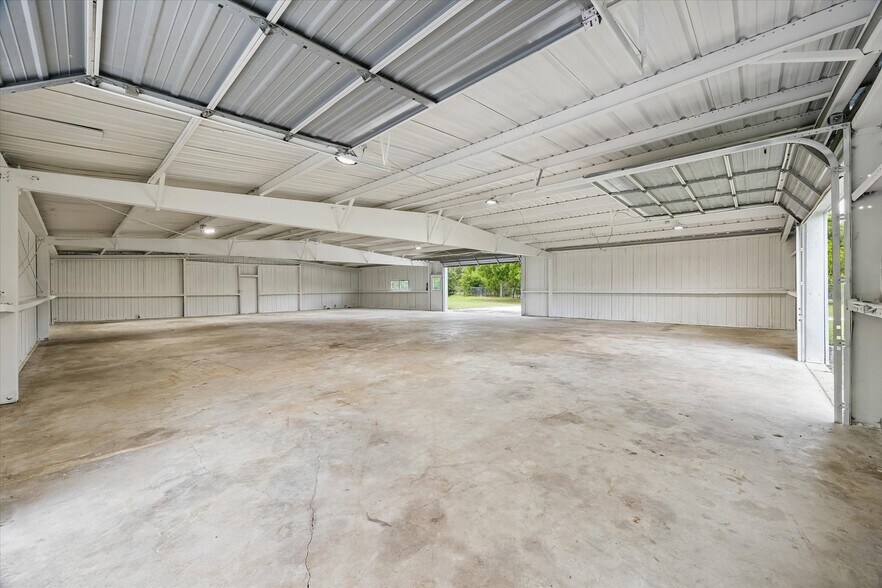 More Photos Of 610 New York St, Navasota Flex For Lease