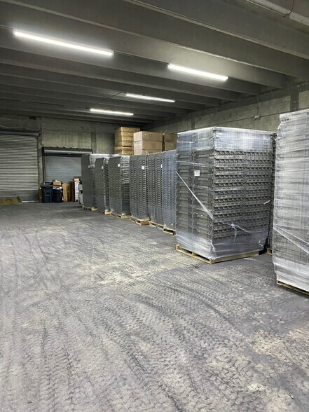 More Photos Of 6440-6490 W 20th Ave, Hialeah Light Distribution For Lease