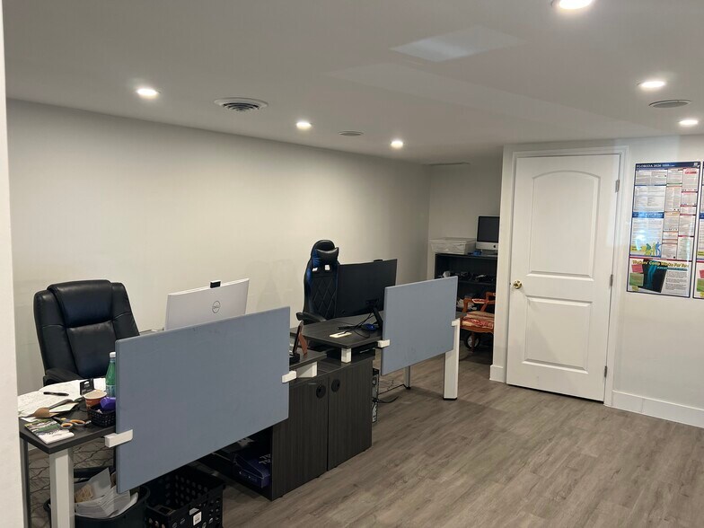 More Photos Of 1810 N Dixie Hwy, Hollywood Warehouse For Lease