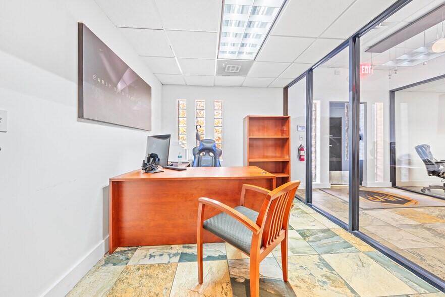 More Photos Of 2500 NW 39th St, Miami Light Distribution For Sale