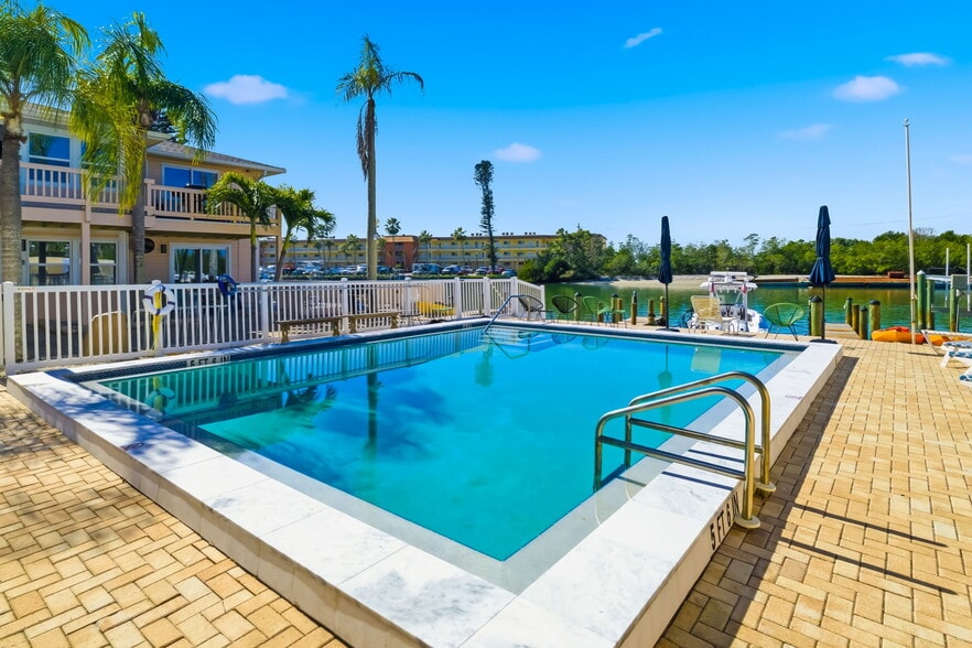 More Photos Of 9022 Midnight Pass Rd, Sarasota Apartments For Sale